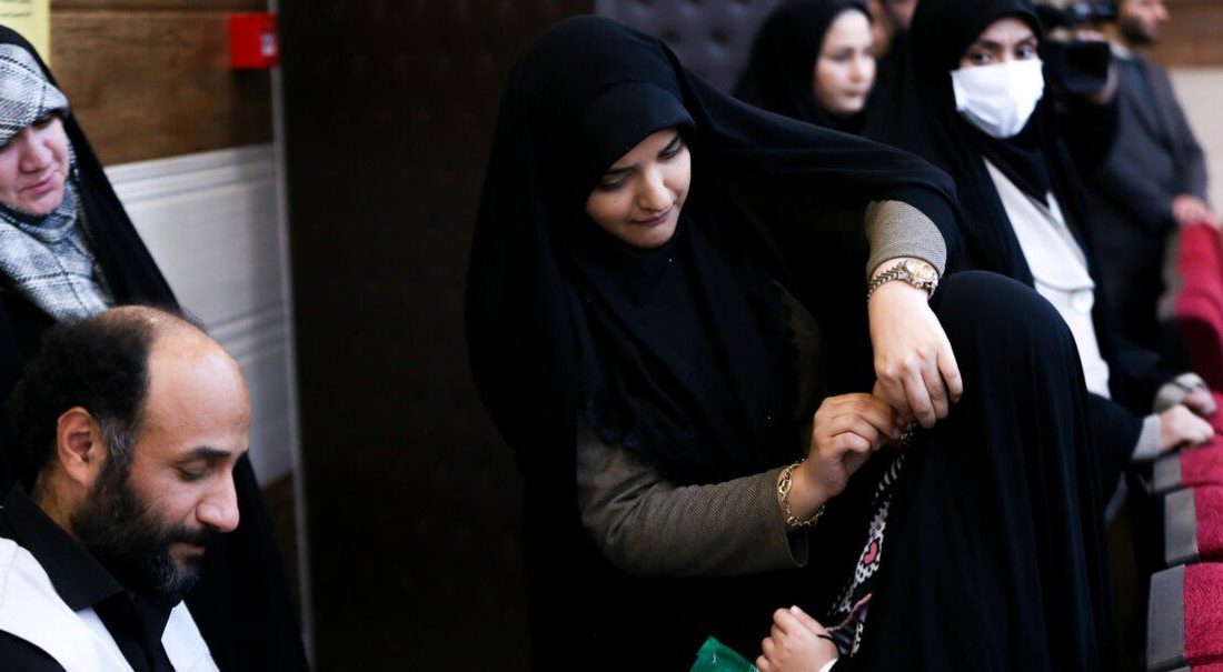 تداوم پویش ایرانِ همدل در اردبیل/ هدیه طلایی بانوان به جبهه مقاومت