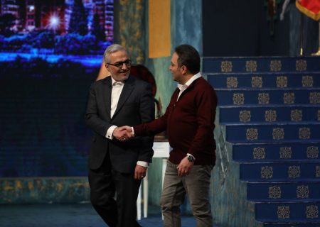 مجری مناظرات به «برمودا» می‌آید