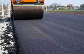 روکش آسفالت بلوار شهدای شهر گوگد انجام شد / فیلم