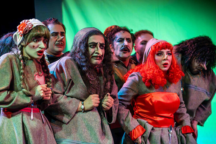 تمدید اجرای «ریش فیدل ، غبغب مرکل»