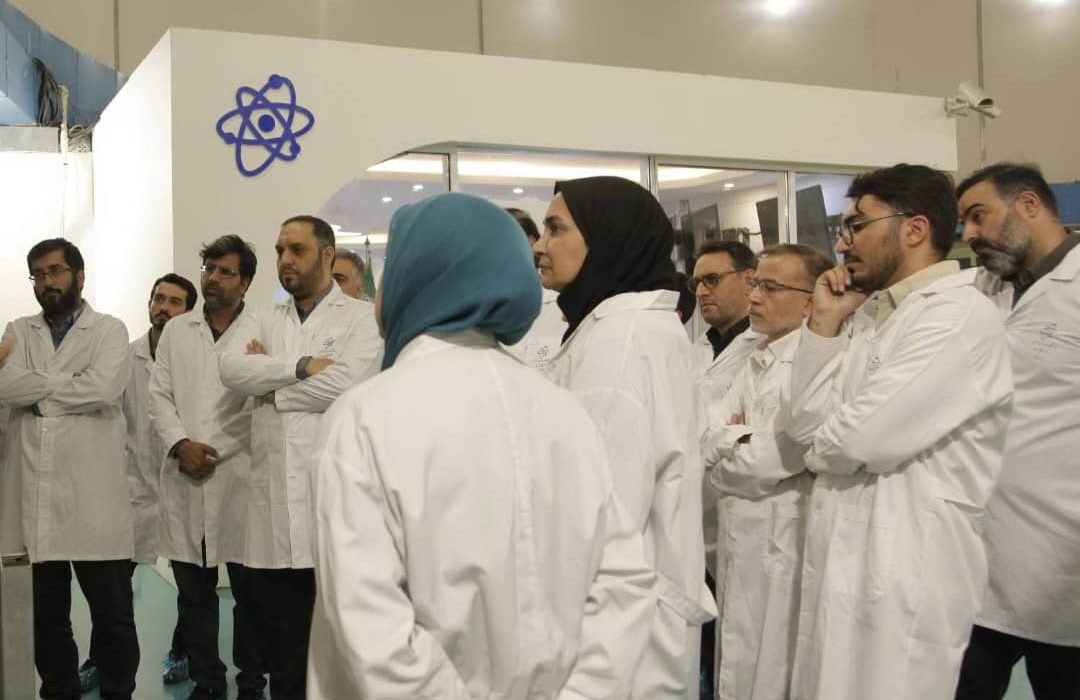 زنجیره‌انسانی برنامه‌سازان شبکه یک در حمایت رسانه‌ای از حفظ دستاوردهای هسته‌ای