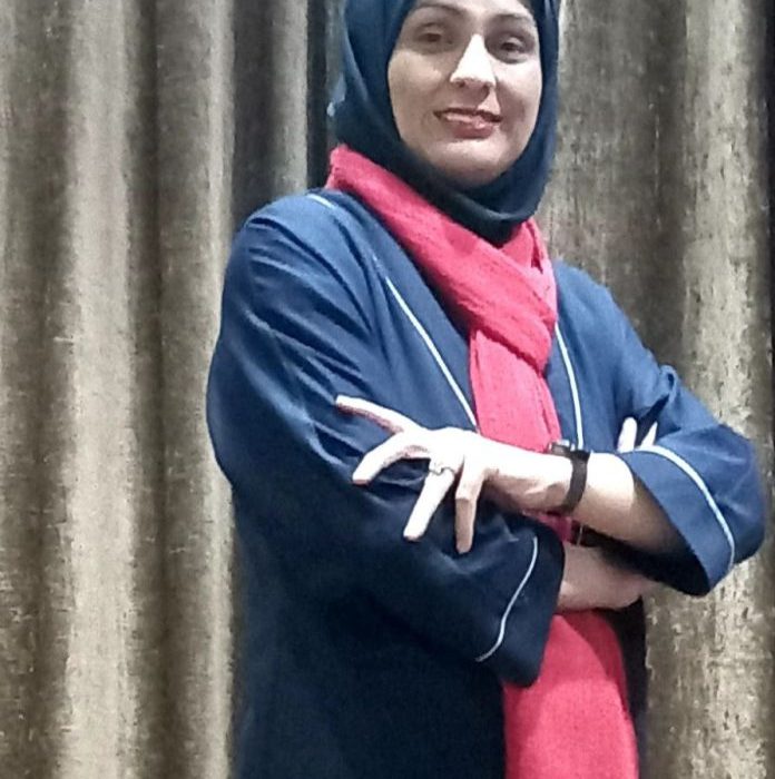 معلمی که با شمع و خنده، زندگی‌ها را روشن می‌کند