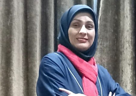 معلمی که با شمع و خنده، زندگی‌ها را روشن می‌کند